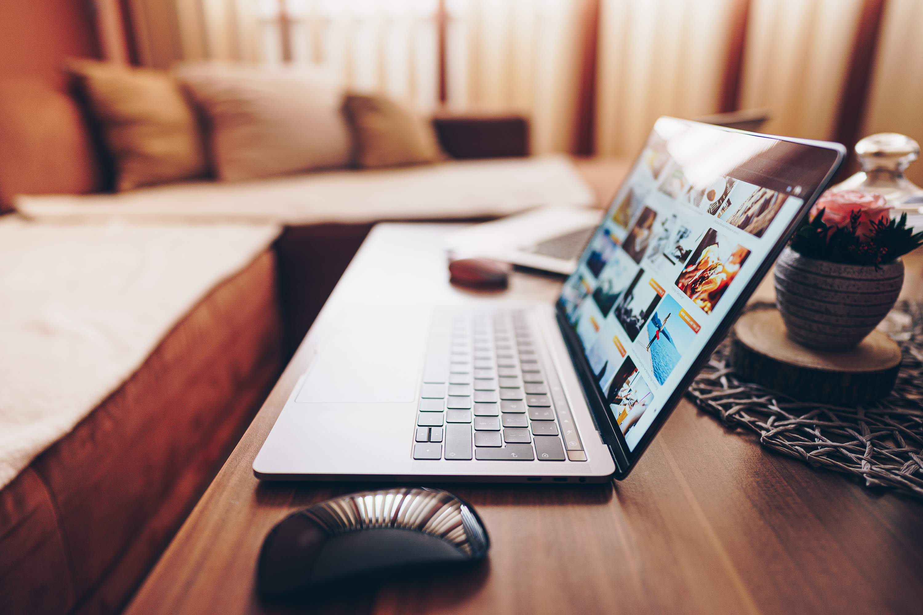 Laptop im geöffneten Zustand, welcher eine Website zeigt und auf eine Kundeseite hinweist