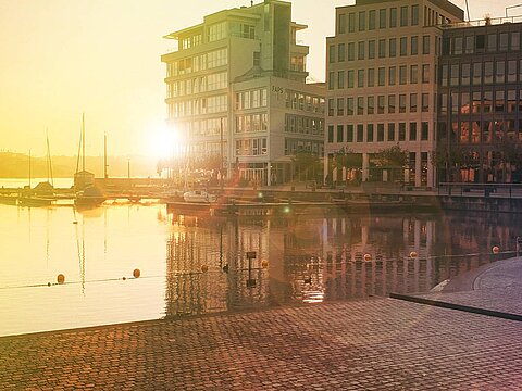 Standort der WECOTEC GmbH am Phoenixsee in Dortmund bei Sonnenaufgang