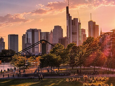 Skyline einer Stadt in Deutschland bei Sonnenuntergang – Symbolbild für sicheres Webhosting in Deutschland