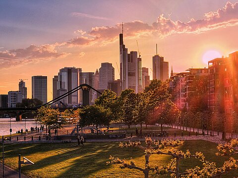 Skyline einer Stadt in Deutschland bei Sonnenuntergang – Symbolbild für sicheres Webhosting in Deutschland