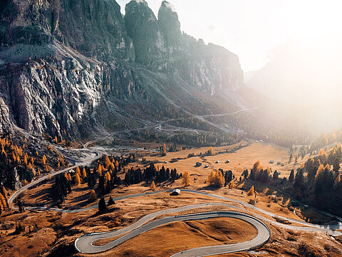 Symbolisches Bild für eine zielgerichtete Projektumsetzung - Landschaft mir Berg und Tal und einem geschwungenem Weg