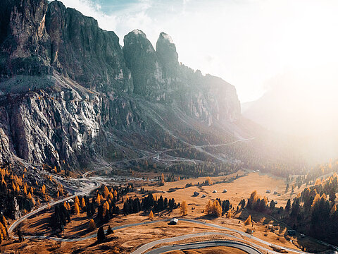 Symbolisches Bild für eine zielgerichtete Projektumsetzung - Landschaft mir Berg und Tal und einem geschwungenem Weg